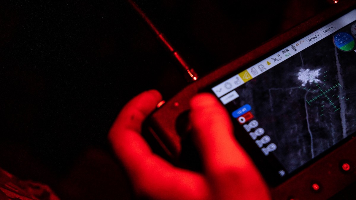 Un militar ucrainean operează o dronă Vampire într-un adăpost de pe linia frontului de lângă Donețk
