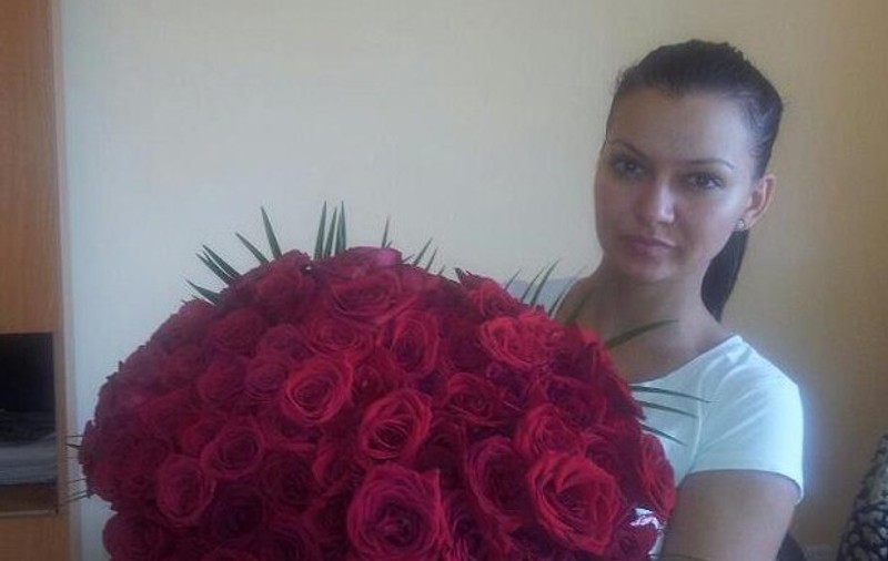 Fosta ”fată de la Pagina 5”, Raluca Boancă, are un admirator secret! E copleșită zilnic cu trandafiri, dar nu știe de la cine sunt!  