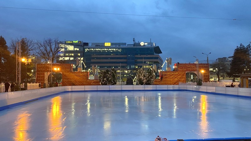 Patinoarul de la Operă e deschis de la 10.00 până la 21.00