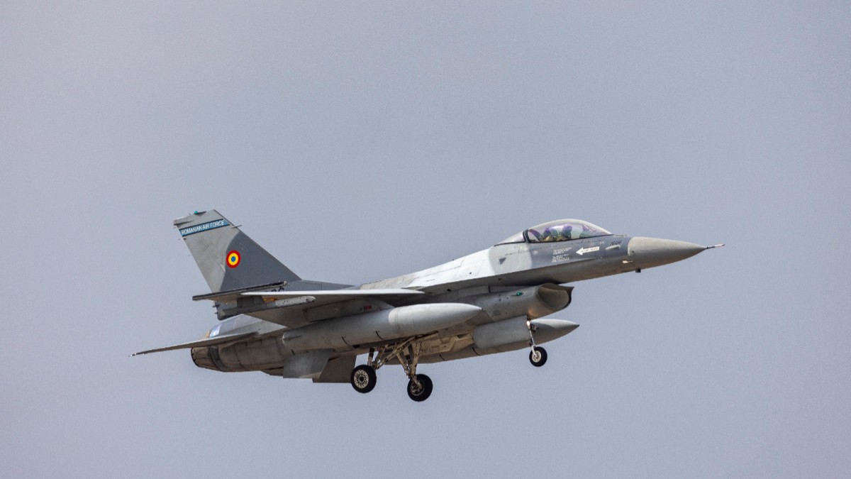 Un avion de luptă care survolează teritoriul României