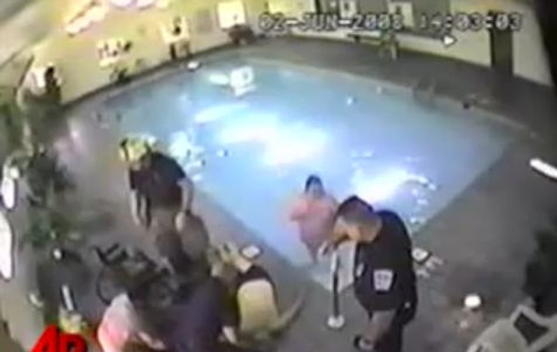 Video: Şi-a ucis soţul împingându-l de 43 de ori în piscină 