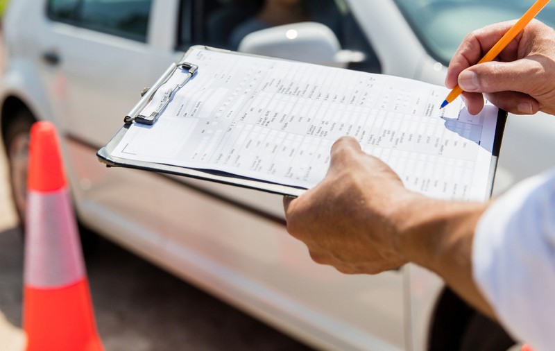 A parcurs 455 de kilometri pentru examenul auto, dar examinatorul a refuzat să stea pe scaun pentru că avea „câteva picături de ploaie pe el”