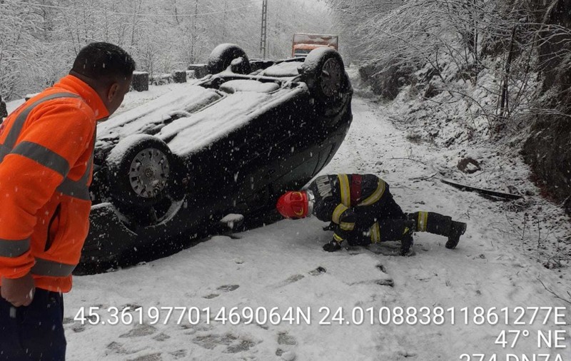 Maşină răsturnată în Vâlcea, după ce a derapat pe zăpadă