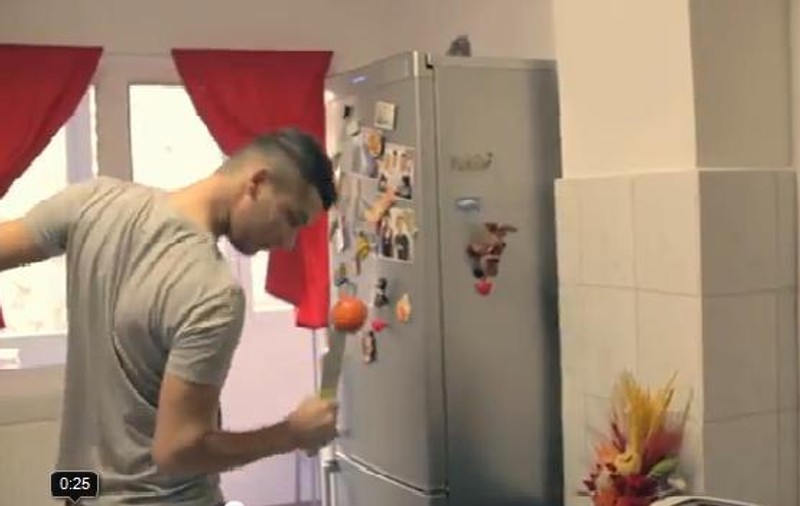 Mișcă fesele și aruncă în aer cuțitul și cașcavalul! Uite cât de periculos jonglează cu micul dejun Valentin Luca! VIDEO