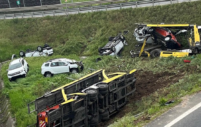 Dacii Duster împrăștiate pe câmp, la ieșirea de pe Autostrada Vestului, în Arad. Șoferul care le transporta pe platformă a murit la spital