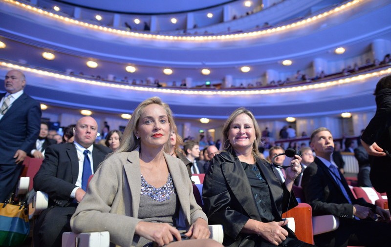 Familia actriței Sharon Stone, devastată de COVID: bunica și nașa ei au murit din cauza virusului, sora „se luptă pentru viața ei”