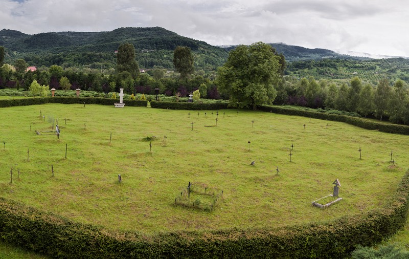 Cimitirul Săracilor de la Sighetu Marmaţiei are forma hărţii României