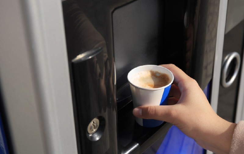 Un angajat a fost dat afară de compania la care lucra pentru că a luat un rest de 1,6 euro de la automatul de cafea