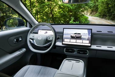interiorul alb al masinii leapmotor b10