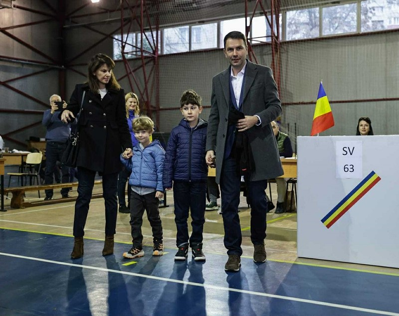 Cine e partenera de viață a lui Cătălin Drulă. Candidatul USR la Primăria Capitalei a mers la vot alături de ea și de cei doi copii ai lor