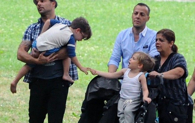 Ce familie fericită! Ricky Martin a ieşit cu iubitul şi copiii la plimbare | FOTO