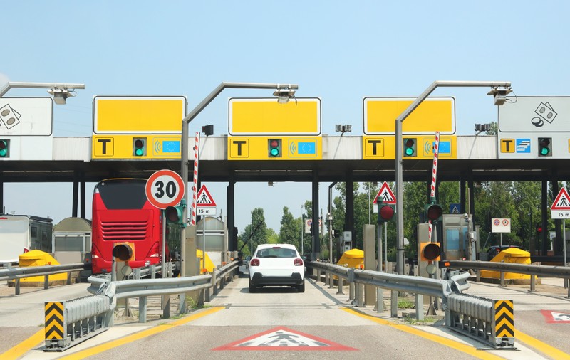 Amendă de peste 1.700 de euro și permisul suspendat pentru o simplă manevră făcută de șoferi la stațiile de taxare de pe autostrăzi, în Italia