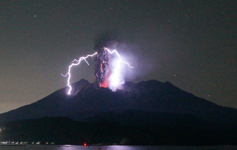Imagini cu erupția vulcanului Sakurajima din Japonia