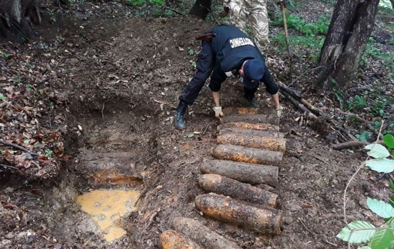 Un depozit de obuze neexplodate în pădurea de la Oituz. Căutătorii de comori l-au găsit în pământ