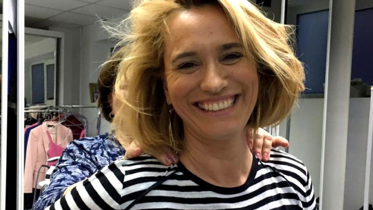 Ce decolteu impresionant a afișat Andreea Esca la nunta ei. Cine și-ar fi imaginat-o astfel pe știristă | FOTO