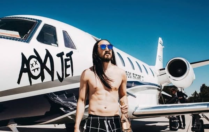 Cum arată avionul de 20 de milioane de euro al lui Steve Aoki. Artistul aterizează în România pe 21 martie 2025