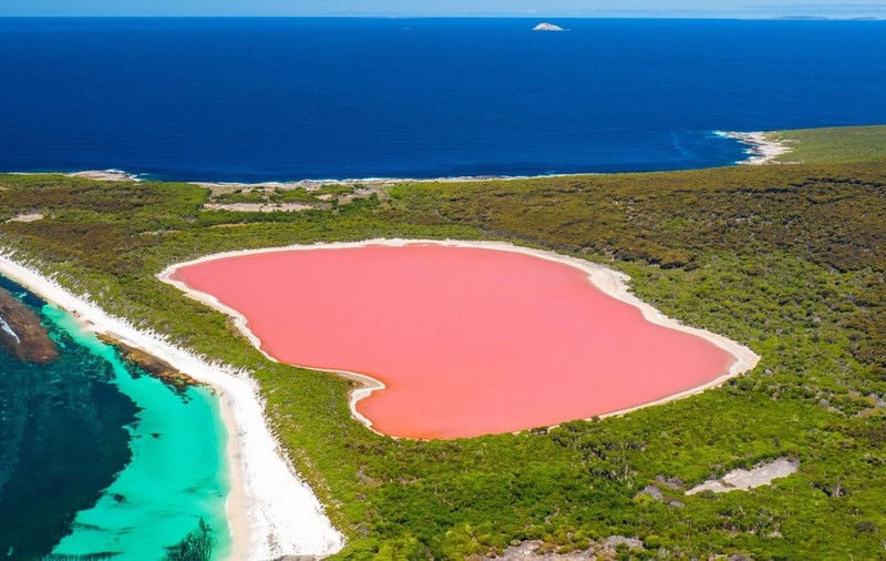 De la lacul roz din Australia la dunele care „cântă”: 9 fenomene naturale care încă sfidează știința