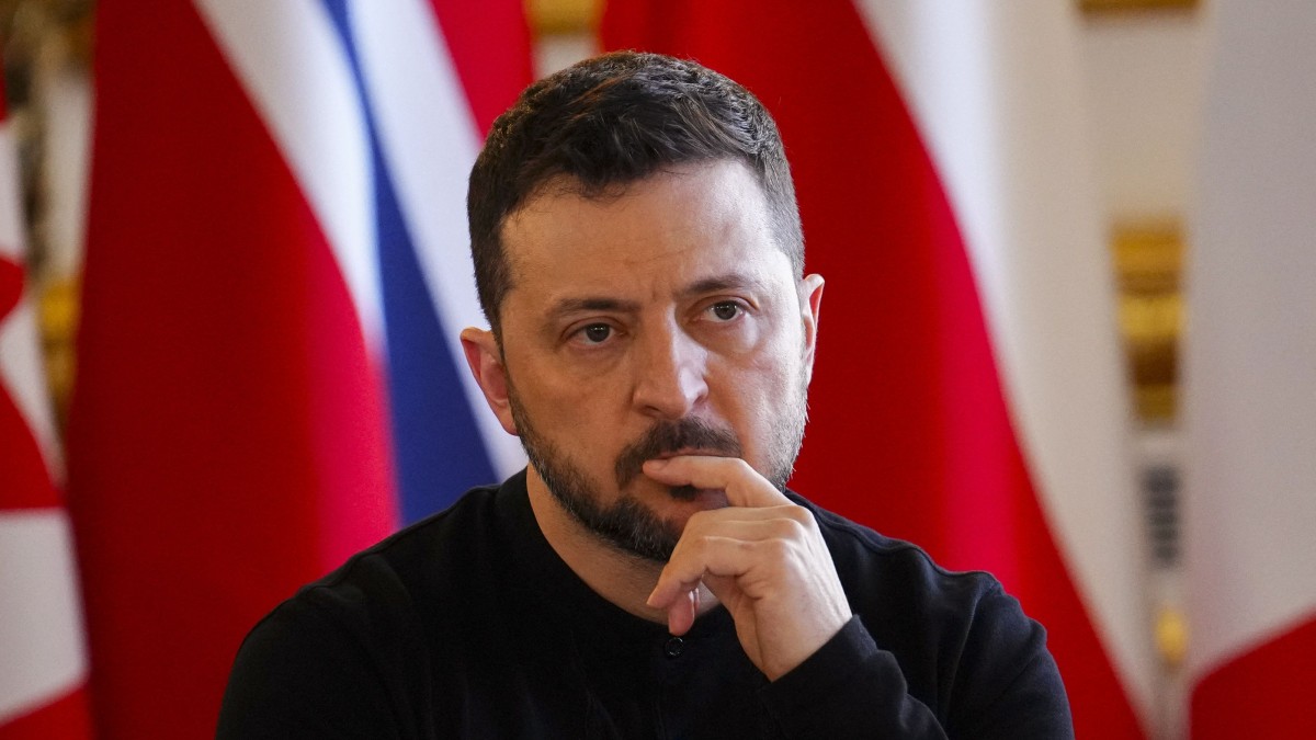 Președintele ucrainean Volodimir Zelenski, cu degetul arătător pus pe buze, ca atunci când se gândește la ceva