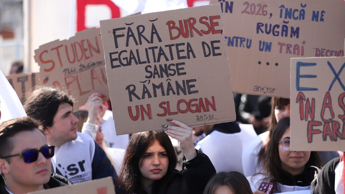 Mai multi tineri protesteaza cu pancarde