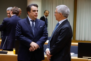 epa10066284 Bulgarian Finance Minister Asen Vasilev (L) and Italian Economy and Finance Minister Daniele Franco at the start of a Economic and Financial Affairs Council (ECOFIN) meeting at the European Council in Brussels, Belgium, 12 July 2022. EPA-EFE/STEPHANIE LECOCQ