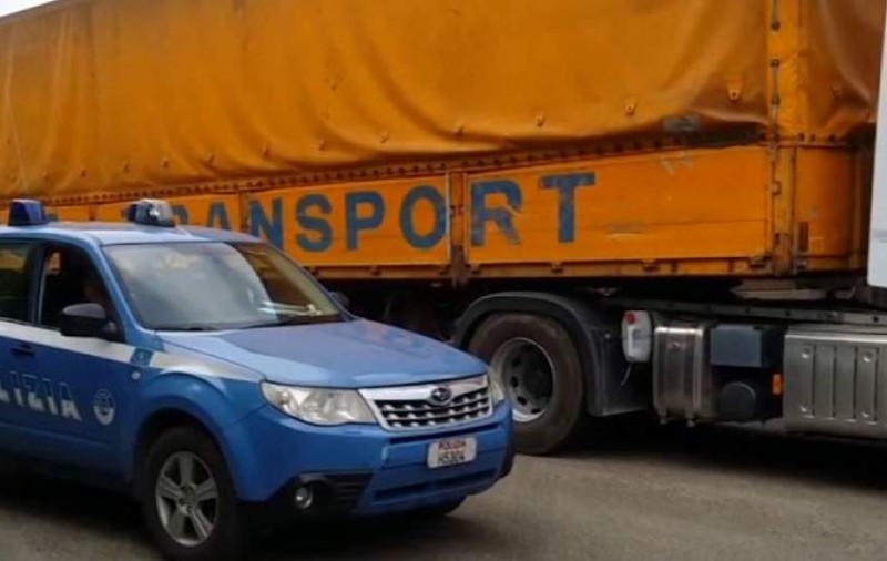 Un șofer român de TIR falsifica tahograful cu un magnet. A fost prins în Italia