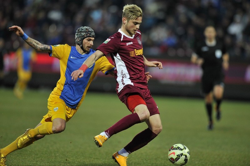 Carp, în vișiniu, în tricoul lui CFR Cluj, în duel cu Astafei, în meciul cu Petrolul, din returul sezonului trecut, scor 0-1. Foto: fcpetrolul.ro