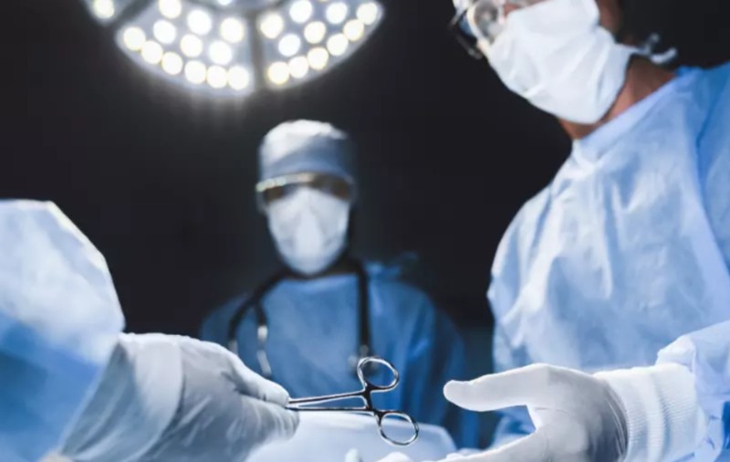 Internată în spital pentru o gleznă fracturată, o femeie a rămas fără picior. Suma câștigată în instanță: „A existat o gravă neglijență”