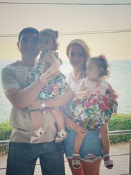 Cristi Borcea și Valentina Pelinel, alături de cele două fetițe ale lor