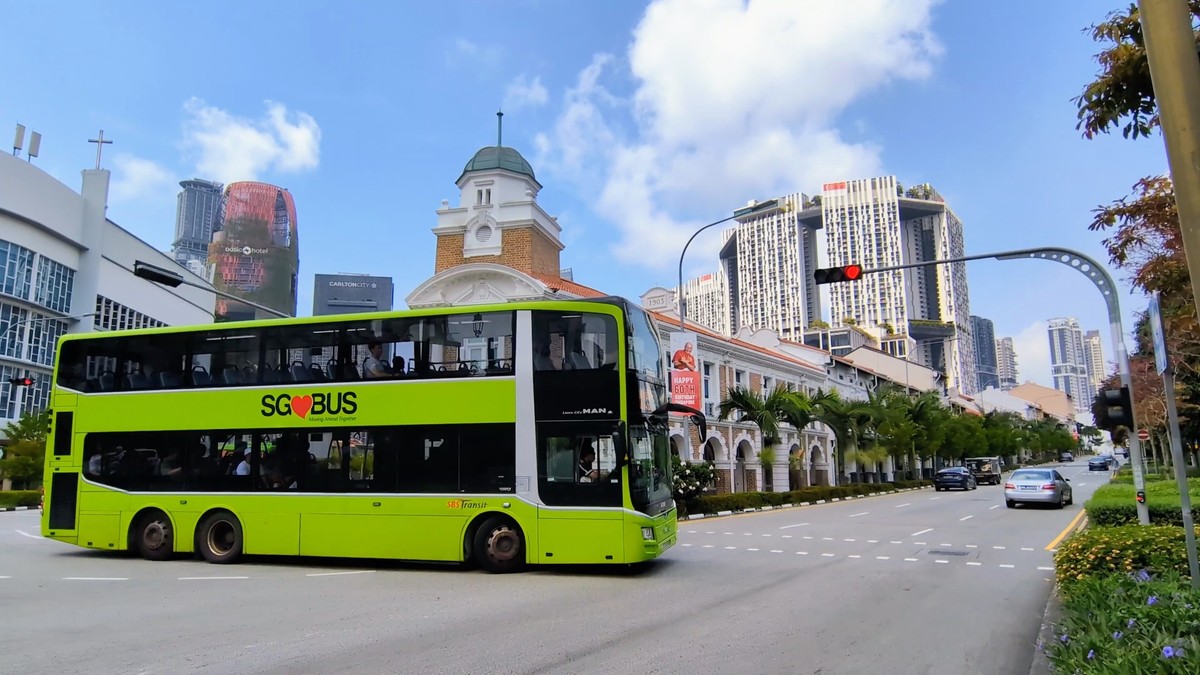vedere a unui autobuz cu etaj pe drumul care aparține SBS (Singapore Bus Service)