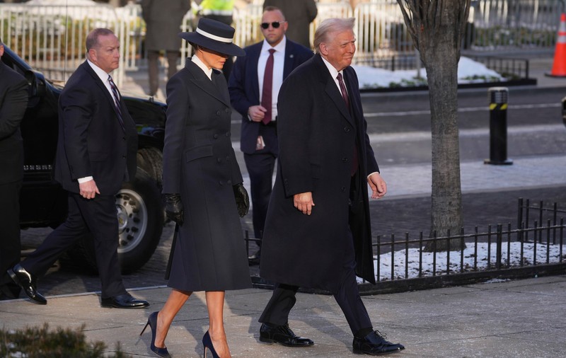 Melania Trump, îmbrăcată de un celebru designer american. Cât a costat paltonul