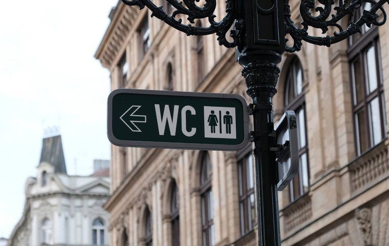 Primăria din Curtea de Argeș a cumpărat o toaletă publică eco pentru 41.000 de euro, chiar în timp ce locuitorii stăteau la cozi pentru apă