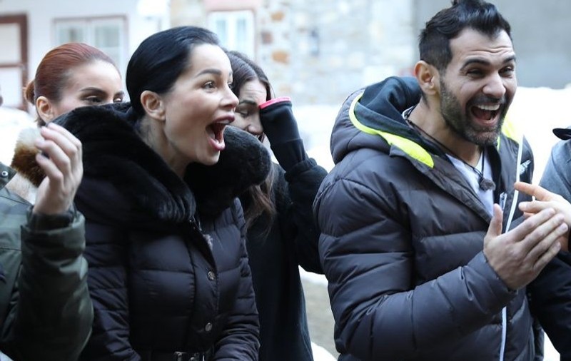 Lucrurile sunt din ce în ce mai serioase între Florin Pastramă și Brigitte Sfăt. Bruneta îl implică în afacerile ei cu haine