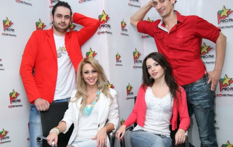 "Asistentele-vuvuzele" ale lui Sara şi Nicolai, botezate cu şampanie