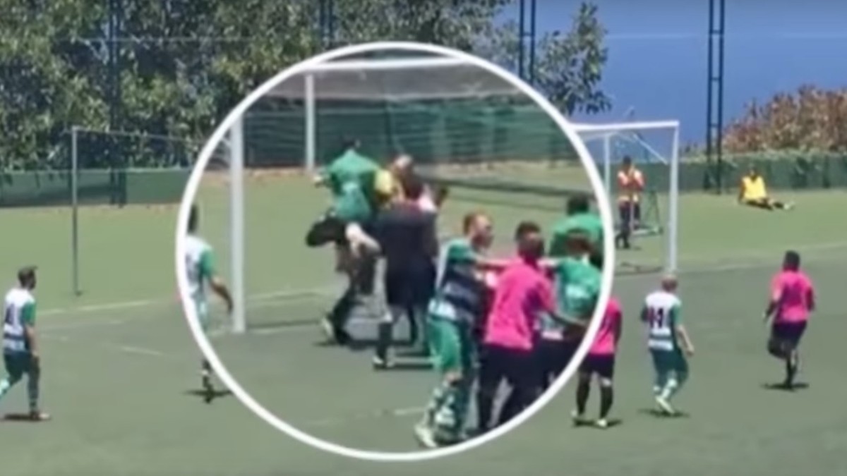 Un arbitru a fost snopit în bătaie pentru un penalty