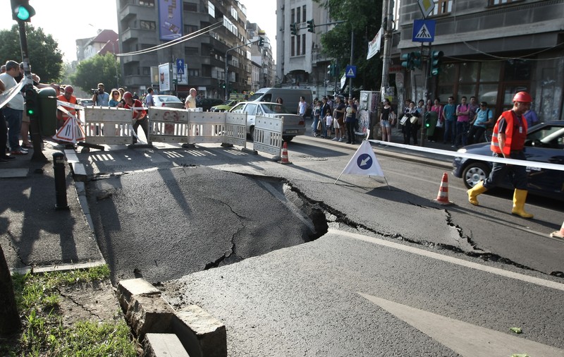 UDPATE | SE SURPĂ PĂMÂNTUL, în București! Asfaltul s-a rupt deasupra METROULUI | FOTO