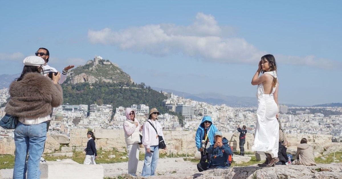 Turiști vizitează Partenonul din Atena, Grecia, pe 13 martie 2026.