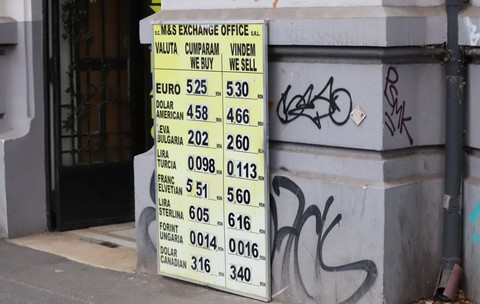 Leul se apreciază ușor joi în raport cu moneda euro. Foto: Libertatea/ Dumitru Angelescu