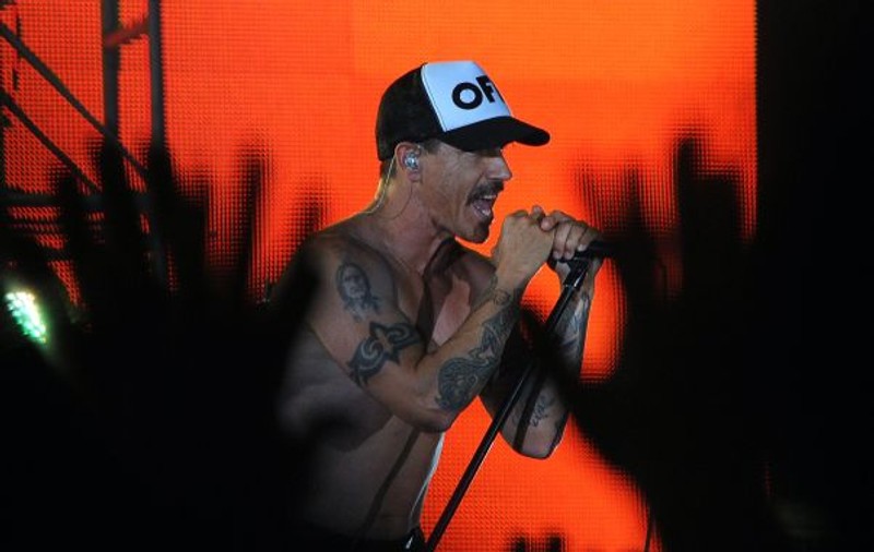 BĂTAIE CA ÎN VESTUL SĂLBATIC, în faţa unui hotel din America! Solistul de la "Red Hot Chili Peppers", scos din sărite de un PAZNIC! VIDEO