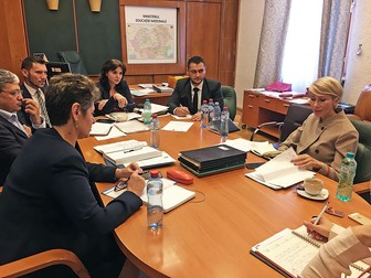 Bogdan Steriopol, centru, la o ședință la Ministerul Educației, în prezența vicepremierului Raluca Turcan