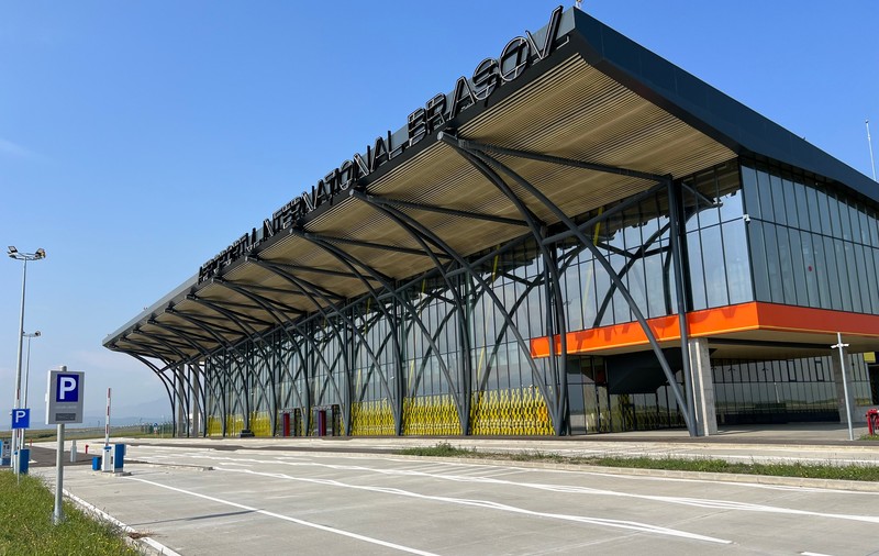 O companie aeriană acuză operatorii de trafic că au pus în pericol pasagerii, după ce au ținut aeronava în aer până la decolare unui alt avion de pe Aeroportul Brașov. Cum răspunde ROMATSA