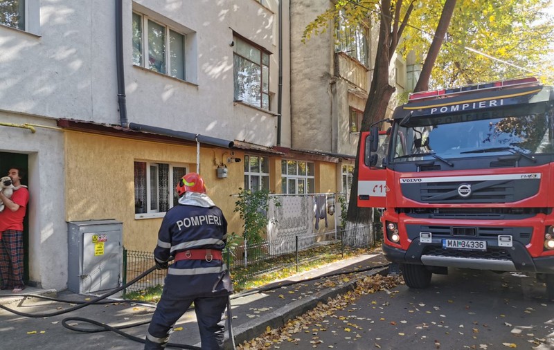 Incendiu într-un bloc din Constanța. 25 de persoane au fost evacuate, iar proprietara apartamentului a ajuns la spital