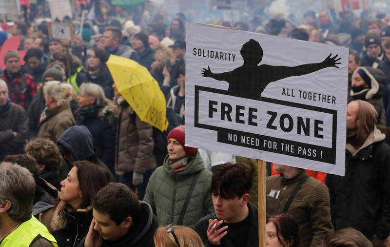 Ciocniri între forțele de ordine din Bruxelles și manifestanții împotriva restricțiilor. Europarlamentar român, în mijlocul protestatarilor
