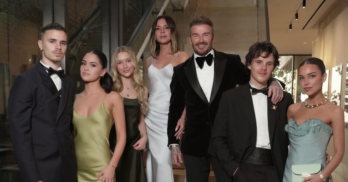 David Beckham, soția Victoria, fiica lor, băieții lor și iubitele lor