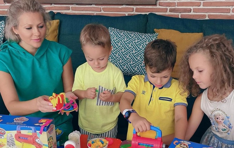 Cum se descurcă Mirela Vaida cu trei copii. Ce efort face zilnic, înainte de a apărea la TV: „3 copii cu 3 programe diferite”