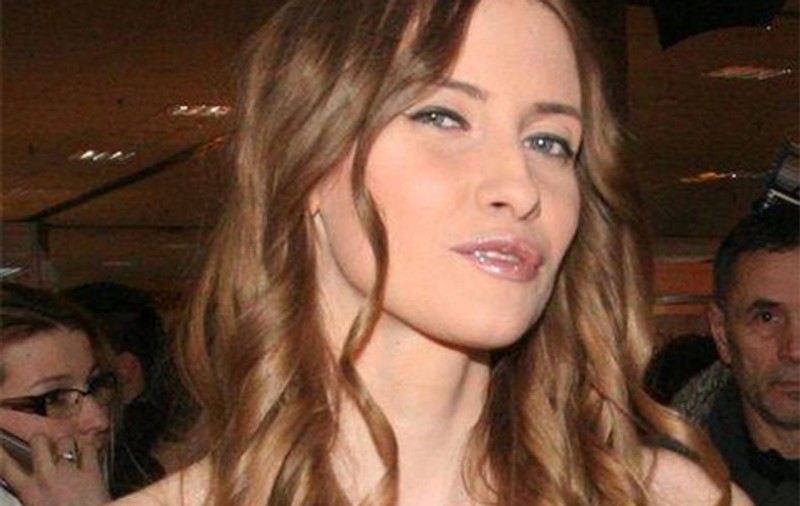 Iulia Albu: "Alex Velea poartă un lanţ de manelist"