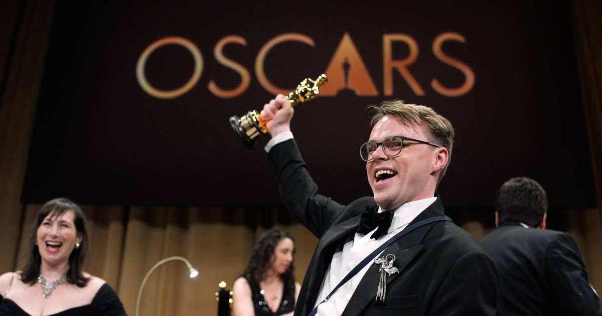 Pavel Talankin, câștigătorul premiului pentru cel mai bun film documentar pentru filmul „Domnul Nimeni împotriva lui Putin”, participă la Balul Guvernatorilor după decernarea premiilor Oscar, duminică, 15 martie 2026