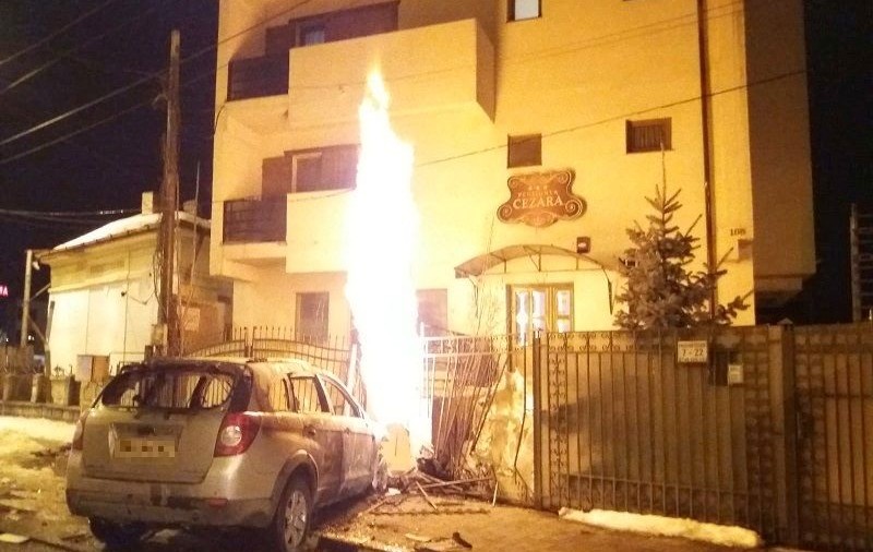 FOTO & VIDEO / Șoferul din Bacău care a spart o țeavă de gaze nu avea permis auto. Furase mașina de la un prieten, ca să-și impresioneze iubita