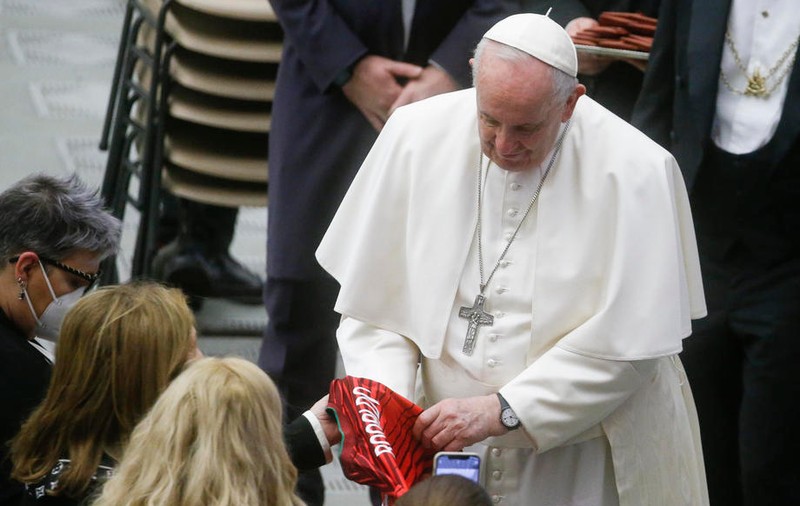 Papa Francisc a primit un tricou al Portugaliei din partea mamei lui Cristiano Ronaldo
