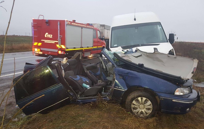 Rămas fără permis și fără dovadă, un vitezoman teribilist nu s-a lăsat și a provocat un accident