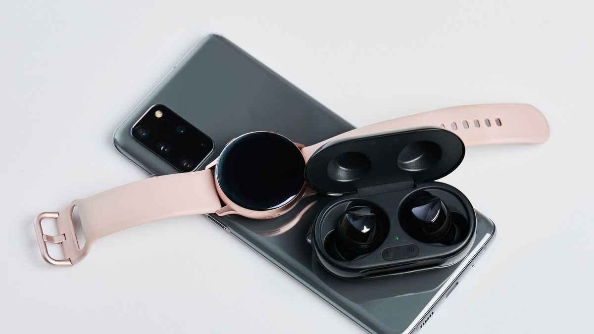Produse electronice Samsung la reducere în oferta eMAG de azi, 23 decembrie - Imagine cu un telefon, un ceas şi o pereche de căşti Samsung. Căştile şi ceasul se încarcă de la telefonul mobil